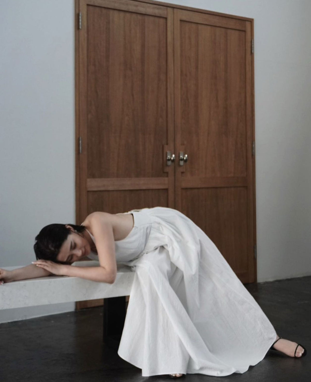 韓国ファッション SELCA-オープンバックストラップキャミワンピース-2023ss-op05-01-02