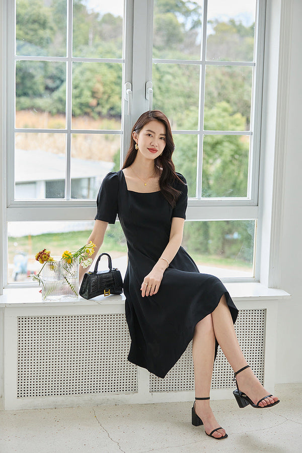 韓国ファッション SELCA-スクエアネックブラックドレス-2024ss-93-011