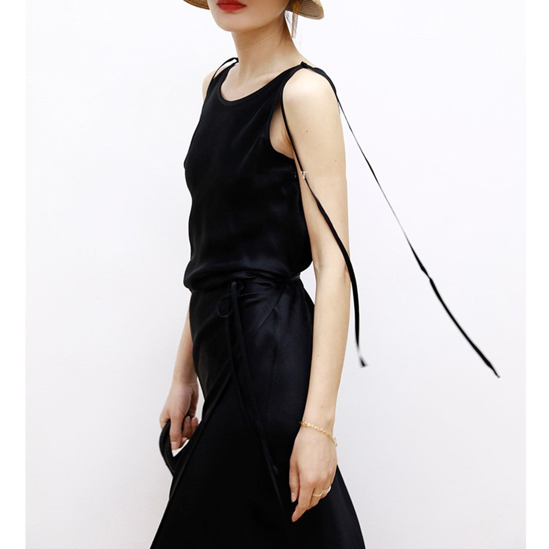 韓国ファッション SELCA-ブラックサテンリボンワンピース-2024ss-0045-01